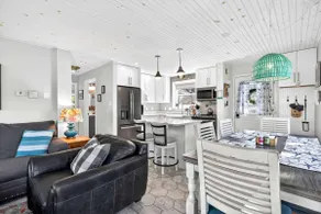 Walk to Beach + Eats | Dog&Family-Friendly Stay - Image 4