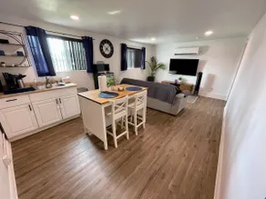 Comfy & Peaceful 2-Beds, 1-Bath Suite with Parking - Image 2