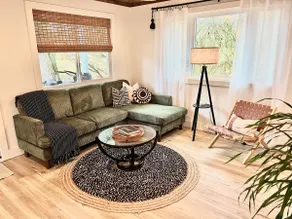 The Harbert Bungalow-Hot Tub-Walk to Beach - Image 4