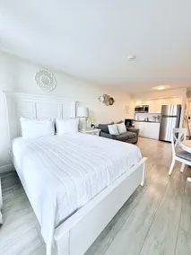 Aloha Hibiscus Condo – Sunset & Balcony Views - Image 2