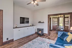 Lake Charles Cottage w/ Fireplace & Yard! - Image 5