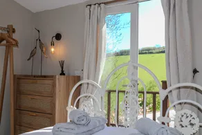 Treetops Lodge, Bantham, South Devon, a tranquil rural retreat - Image 3
