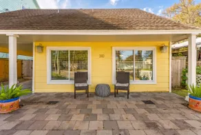 Charming Cottage Near Kemah Boardwalk - Image 2