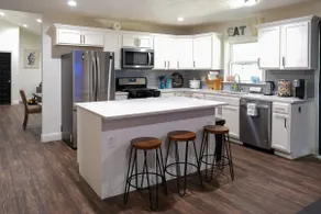 Plano/Frisco • 3BR Home • Sleeps 10 • Perfect for Groups & Business - Image 2
