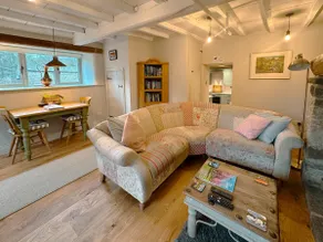 Ivy Cottage - Cosy Cottage w/ King Bed - Image 2