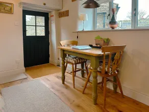 Ivy Cottage - Cosy Cottage w/ King Bed - Image 5