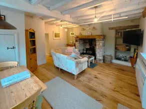 Ivy Cottage - Cosy Cottage w/ King Bed - Image 3