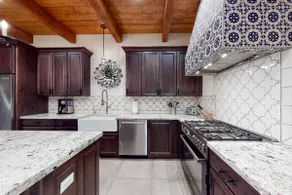 Modern 2BR Mountainview Dog Friendly | Balcony - Image 2