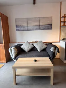 Lovely suite with on-site parking - Image 4