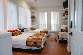 Cozy 1 Bedroom Guest House - Image 5