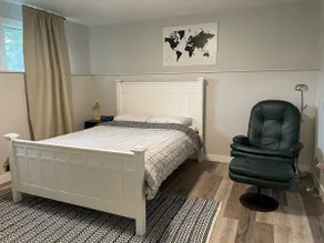 Spacious 8 min walk to FMC or UofC w parking - Image 5