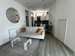 Newly Refurbished Designer 2BR w/ Free Parking - Image 2