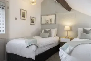 Dog friendly holiday cottage in the Cotswolds with cinema room and superb garden - Landgate House - Image 4