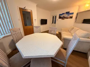 Spacious 5BR Home|FREE Parking & Wi-Fi|Garden - Image 3