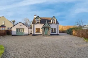 Spacious Coastal Accommodation with Games Room - Image 3