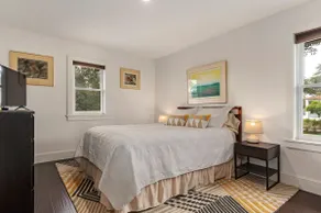 Gorgeous Second Floor Apartment. Walk Everywhere! - Image 3