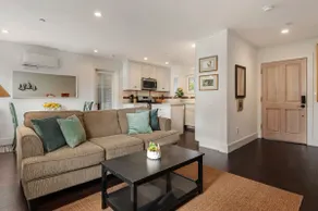 Gorgeous Second Floor Apartment. Walk Everywhere! - Image 2