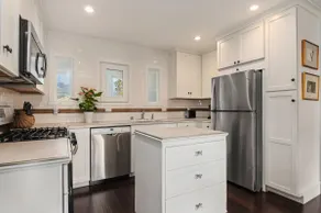 Gorgeous Second Floor Apartment. Walk Everywhere! - Image 5