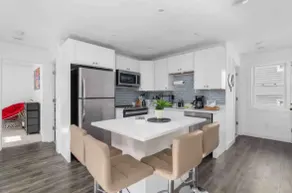 Cozy 2 Bedroom apt, 4 guests, 2 beds, and 1 bath - Image 2