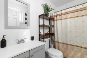 Cozy 2 Bedroom apt, 4 guests, 2 beds, and 1 bath - Image 4