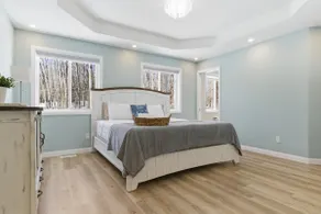 Luxury Waterfront Cottage on Little Doe Lake - Image 4
