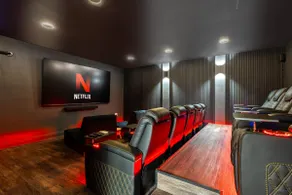 Timeless-Inn•Heated Pool•Mini-Golf•Cinema &Arcades - Image 4