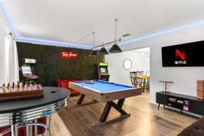 Timeless-Inn•Heated Pool•Mini-Golf•Cinema &Arcades - Image 2