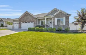 Luxury home with heated swimming pool 15 min from mountains. - Image 2