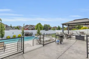 Luxury home with heated swimming pool 15 min from mountains. - Image 4