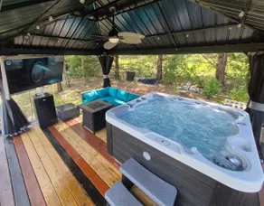 Family getaway with pool - Image 2