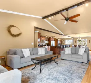 Beautiful Large Upscale Branson Home! - Image 2