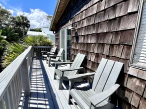 2 Blocks Walk to the Beach! Renovated Beach Apt - Image 4