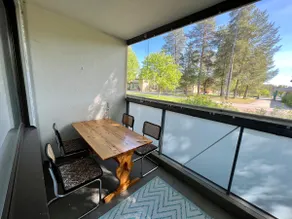 First-floor studio, free parking - Image 3