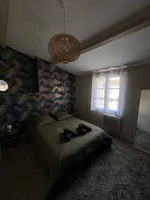 Cozy home with free parking - Image 3