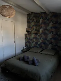 Cozy home with free parking - Image 4