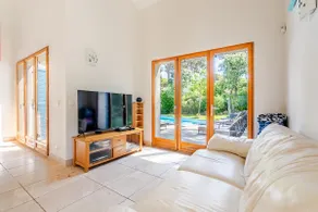 Stylish, Contemporary Villa heated pool, 10 mins walk to Beach - Image 2