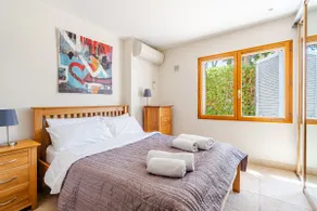 Stylish, Contemporary Villa heated pool, 10 mins walk to Beach - Image 4