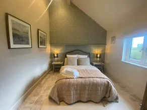 Beautiful open plan accommodation to 1st floor. - Image 5