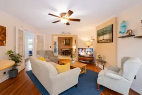The Pearl-Lovely Victorian Home with Bed and Breakfast Energy - Image 3