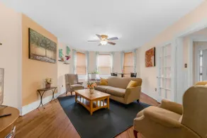 The Pearl-Lovely Victorian Home with Bed and Breakfast Energy - Image 2