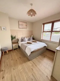 Bright 3BR Cottage | Enclosed Garden & Parking - Image 3