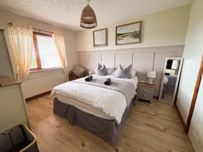 Bright 3BR Cottage | Enclosed Garden & Parking - Image 2