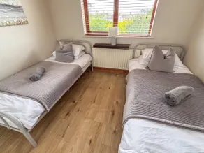 Bright 3BR Cottage | Enclosed Garden & Parking - Image 4