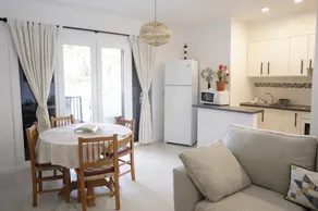 Charming apt in residential near the beach - Image 3