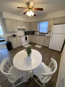 Gorgeous, quiet 2 bed 1 bath apt, yard & garage. - Image 5