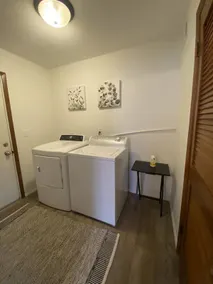 Gorgeous, quiet 2 bed 1 bath apt, yard & garage. - Image 3