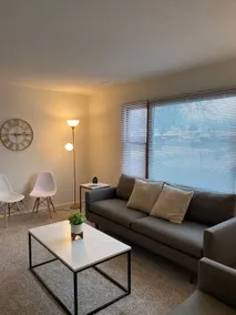 Gorgeous, quiet 2 bed 1 bath apt, yard & garage. - Image 2
