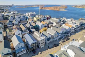 Cozy Beach Block 2BR Home ~ Private yard with BBQ grill & Lounging Rooftop deck - Image 5