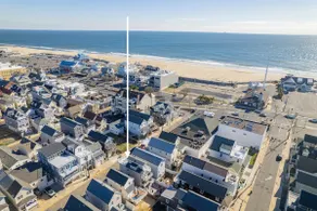Cozy Beach Block 2BR Home ~ Private yard with BBQ grill & Lounging Rooftop deck - Image 4