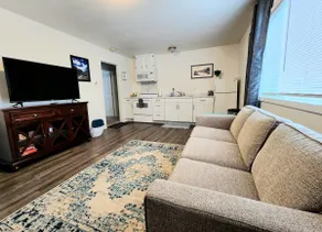 Alaskan hideaway 2 bedroom apt by lakes, airport, hiking - Image 2